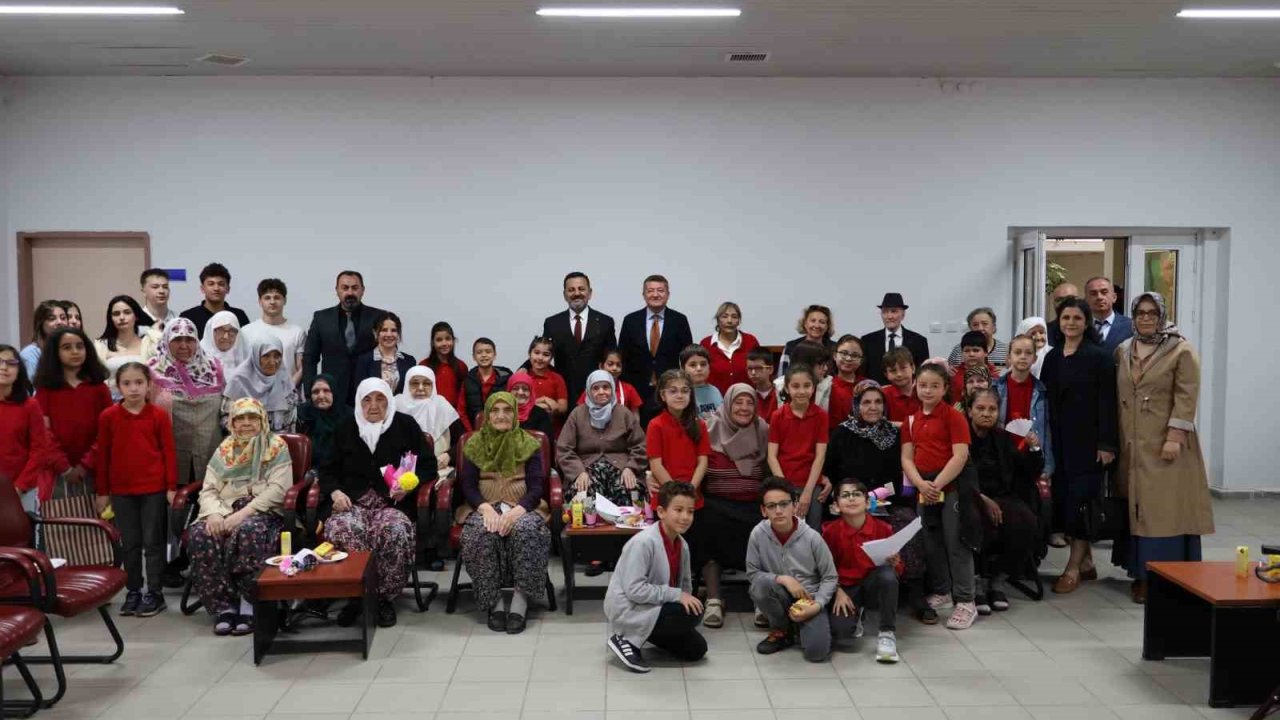 Huzurevinde anneler gününe özel anlamlı buluşma