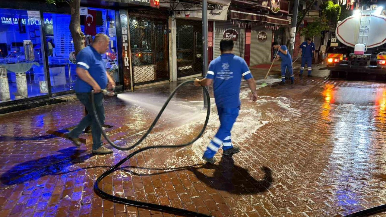 Nazilli Uzun Çarşı Büyükşehir ekipleriyle pırıl pırıl oldu