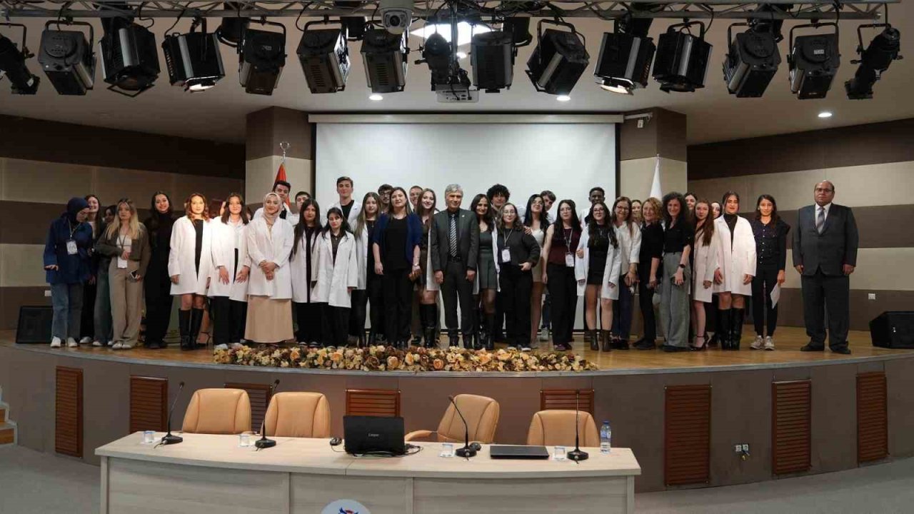 KBÜ’de kimya öğrencileri için önlük giyme töreni düzenlendi