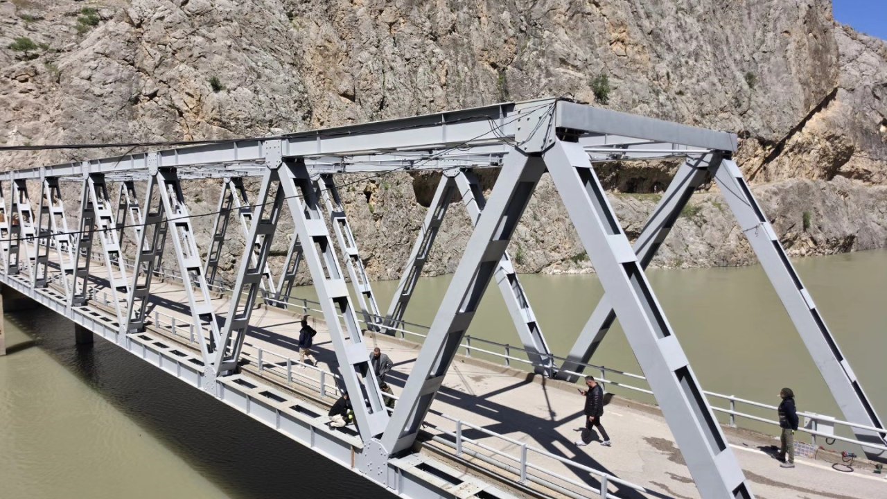Kemaliye’de Şırzi Köprüsü akşam turizmine hazırlanıyor