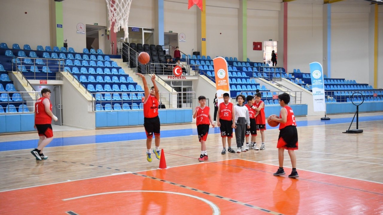 Yeşilyurt Belediyesi’nin Basketbol Turnuvası’nda dostluk ve rekabet bir arada yaşandı