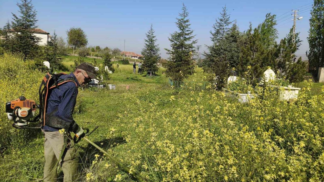 Kırıkkale’de mezarlıklarda bakım çalışması sürüyor