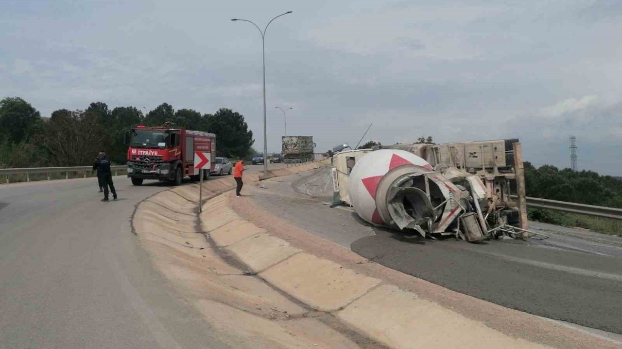 Devrilen beton mikserinin sürücüsü yaralandı