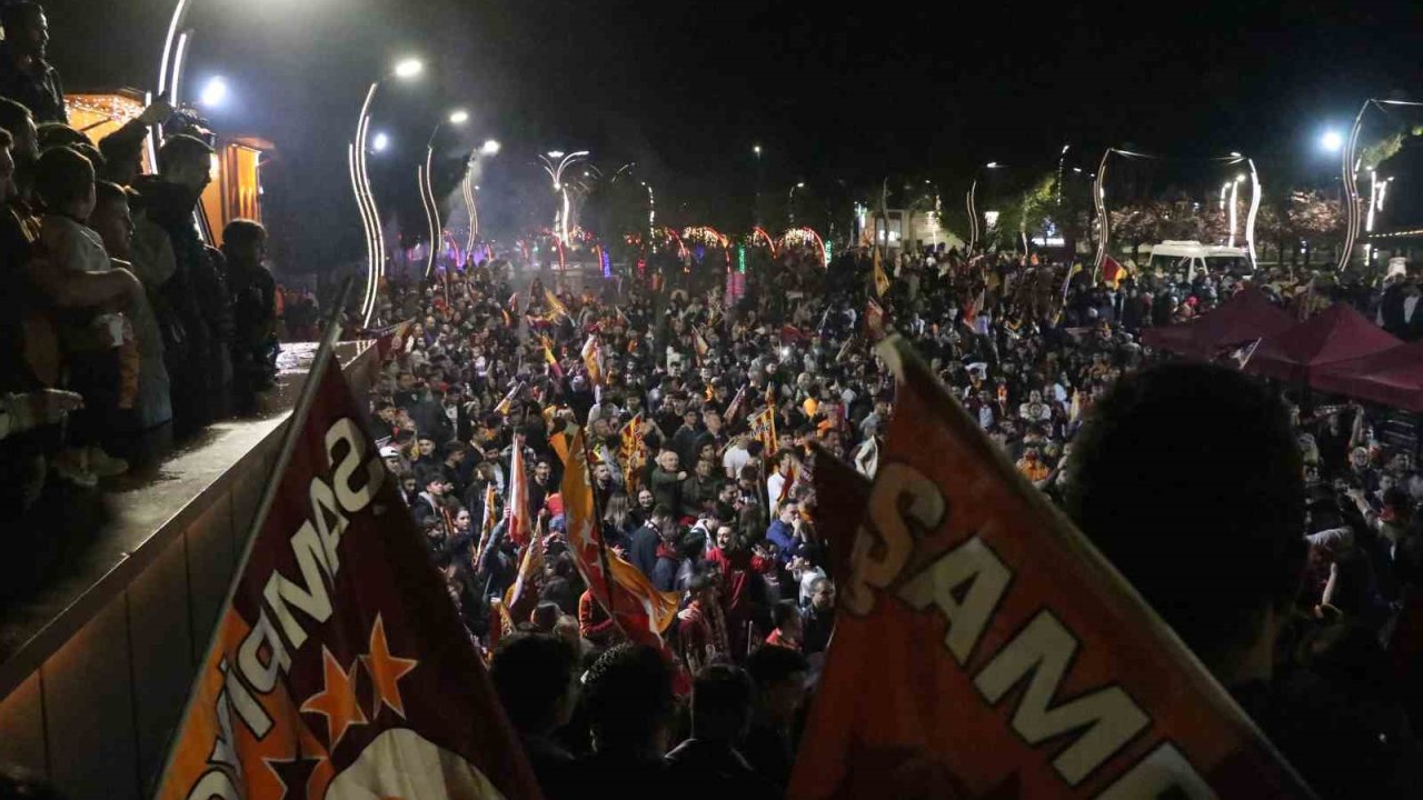 Bolulular meydanlarda Galatasaray’ın şampiyonluğunu kutladı
