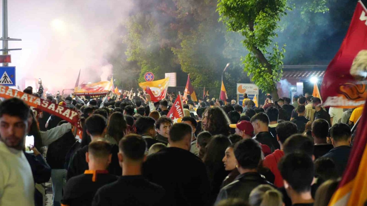 Edirne’de Galatasaraylı taraftarlardan meşaleli şampiyonluk kutlaması