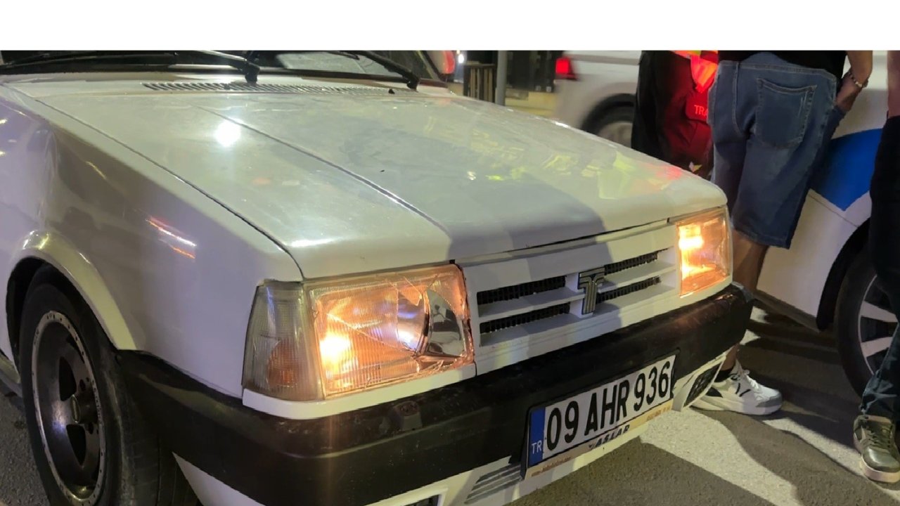 Alkol alıp şampiyonluk kutlamasına çıktı,  park halindeki 2 otomobile çarpıp kaçtı