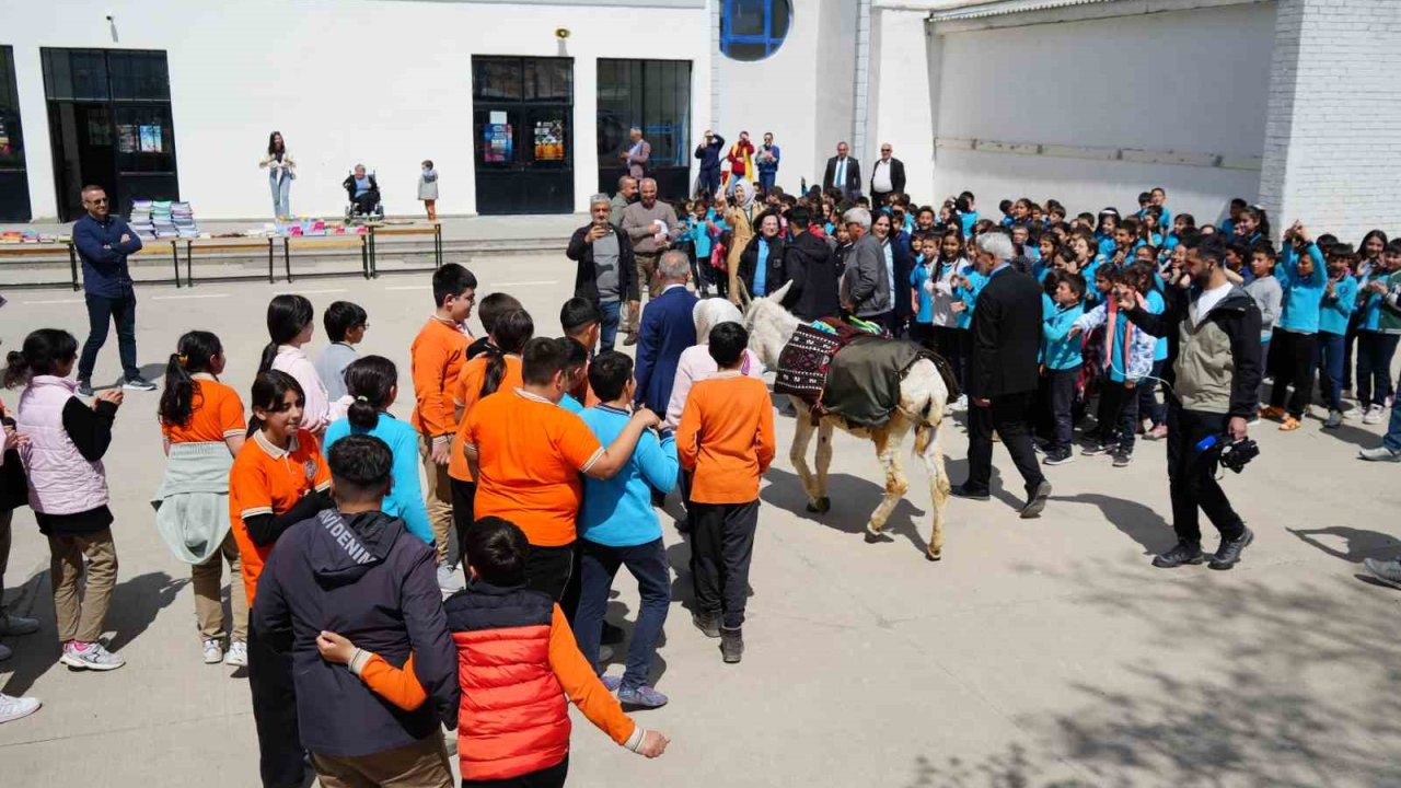 ‘Eşekli Dostoyevski’ Erzincan’da öğrencilere kitap dağıttı