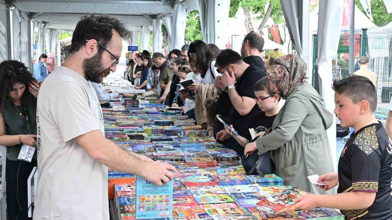 Manisa Kitap Fuarı yoğun ilgiyle devam ediyor