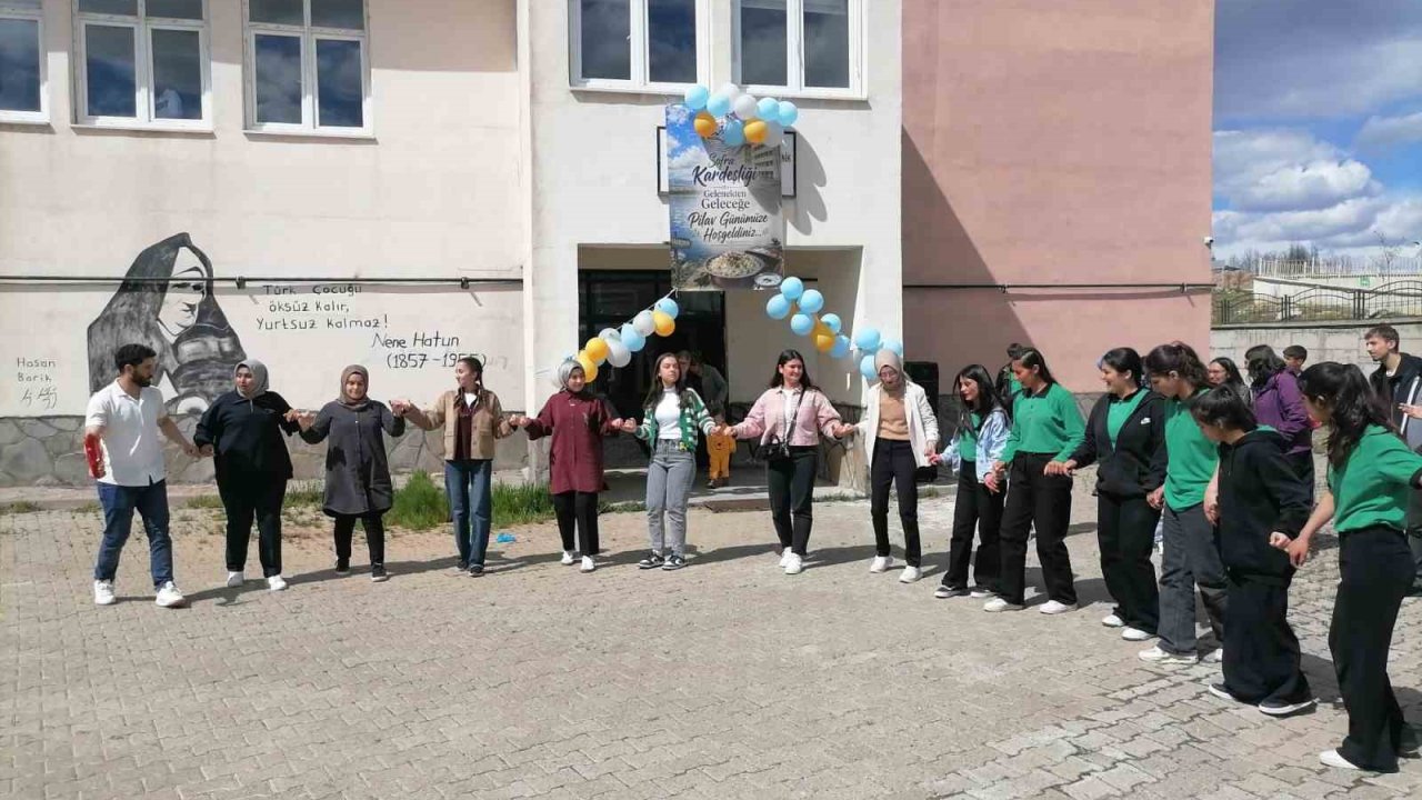 Karaçoban’da bir sofra kuruldu, mesafeler kardeşliğe dönüştü