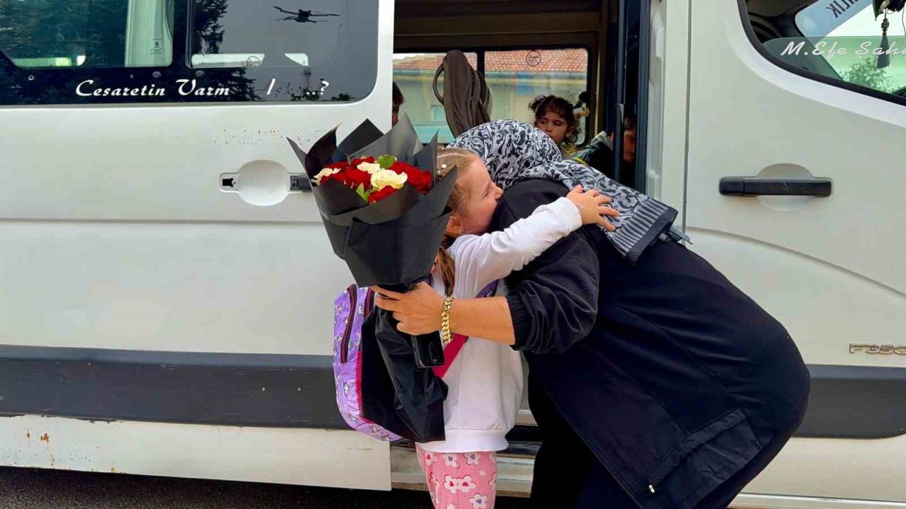 Kendisine emanet edilen minikleri ’Anne’ şefkatiyle taşıyor