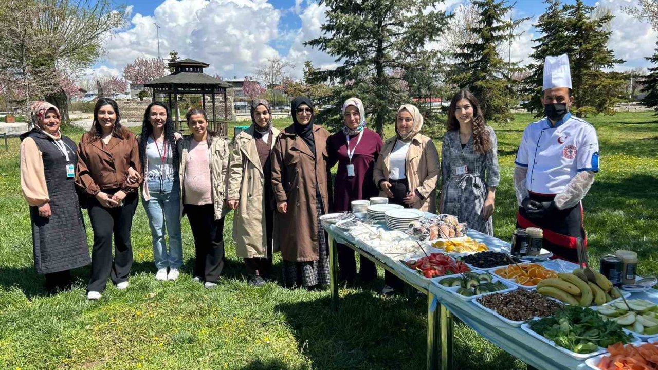 Van’da "Her Gebeye Bir Ebe" projesinden Anneler Günü etkinliği