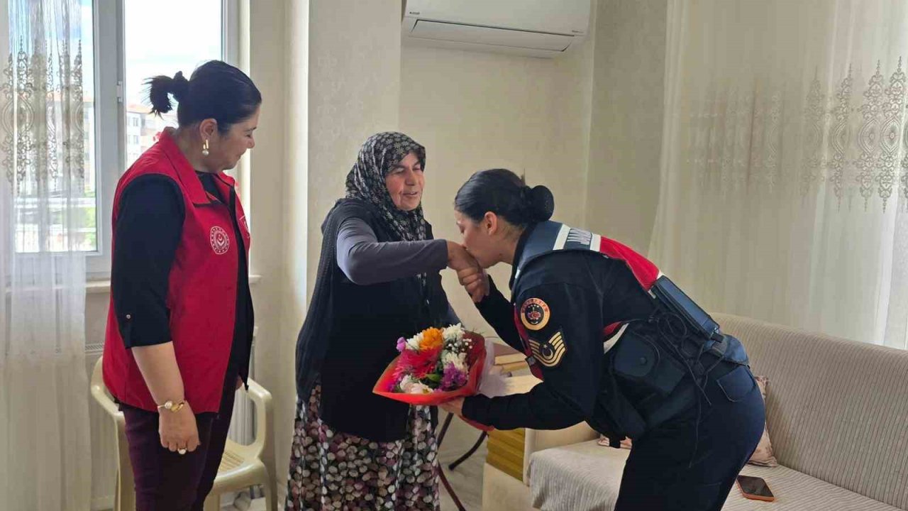 Jandarmadan şehit annelerine anneler gününde anlamlı ziyaret
