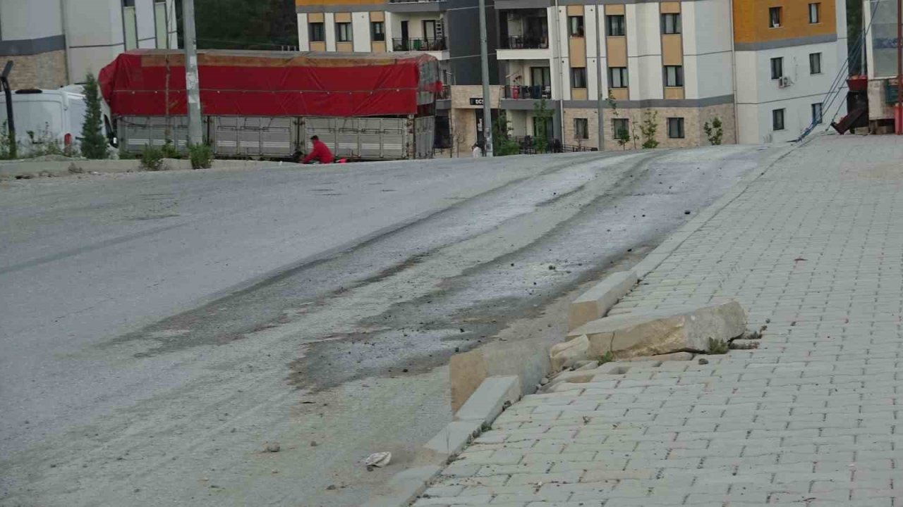 Paletli kepçeyi asfalta zarar vererek önlem almadan yürüten firmaya vatandaşlardan tepki
