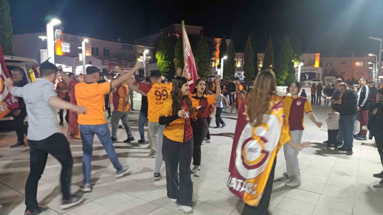 Selendi sarı-kırmızı renklere büründü