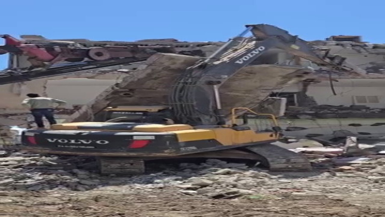 Yıkım sırasında beton bloğu iş makinasının üzerine düştü
