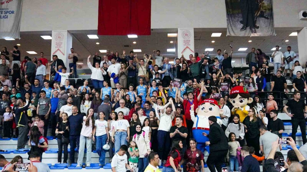 Turgutlu’nun sultanları şampiyonluğa bir adım daha yaklaştı