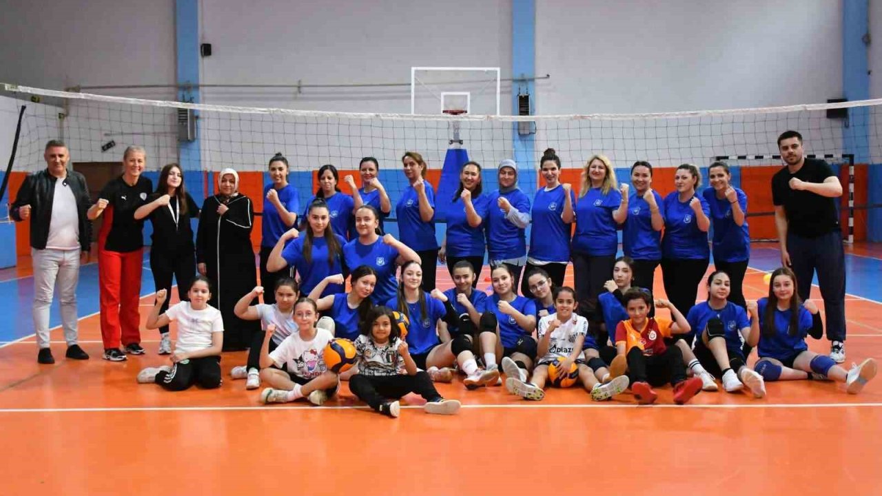 Sporcular ve anneleri aynı sahada buluştu
