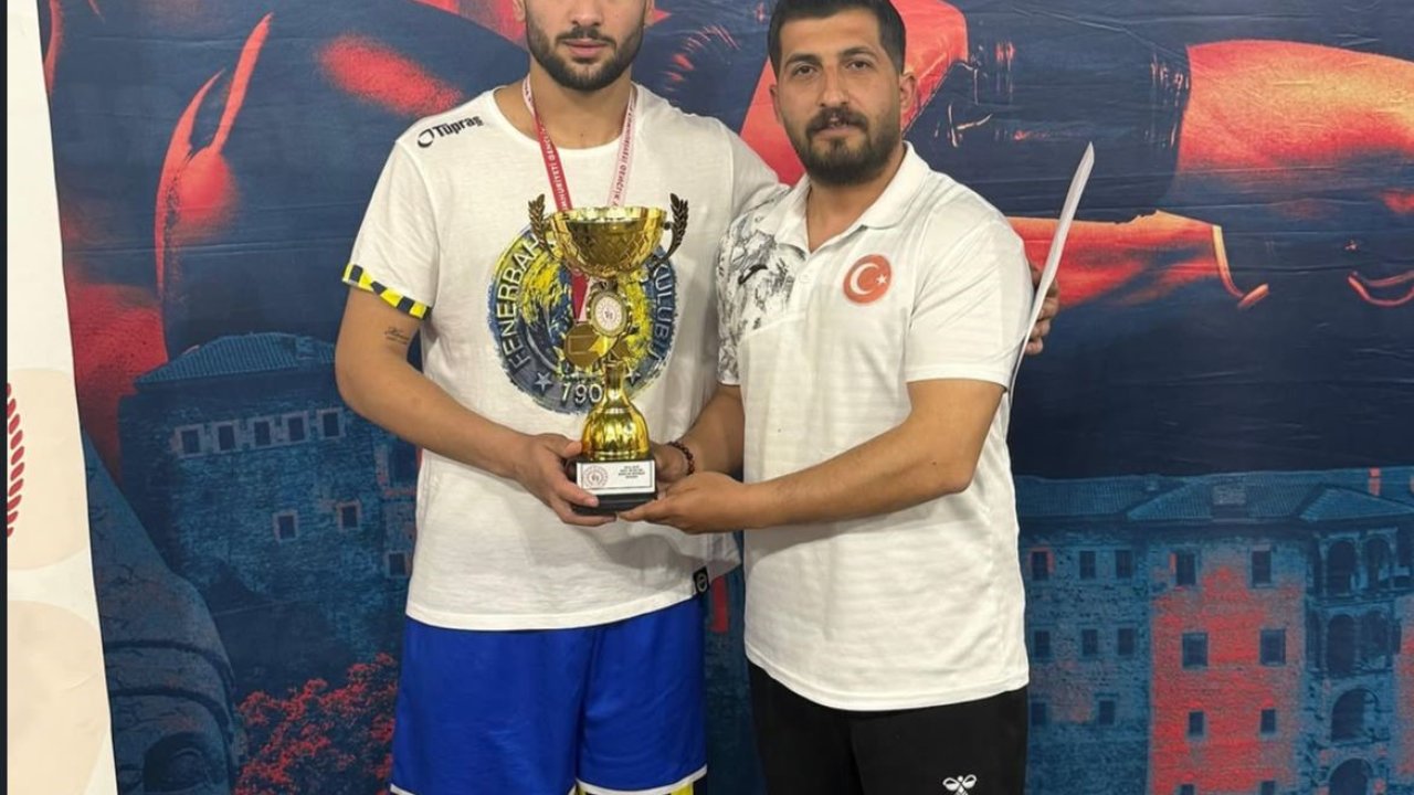 Bayburtlu boksör Toprak Salman Türkiye şampiyonu oldu