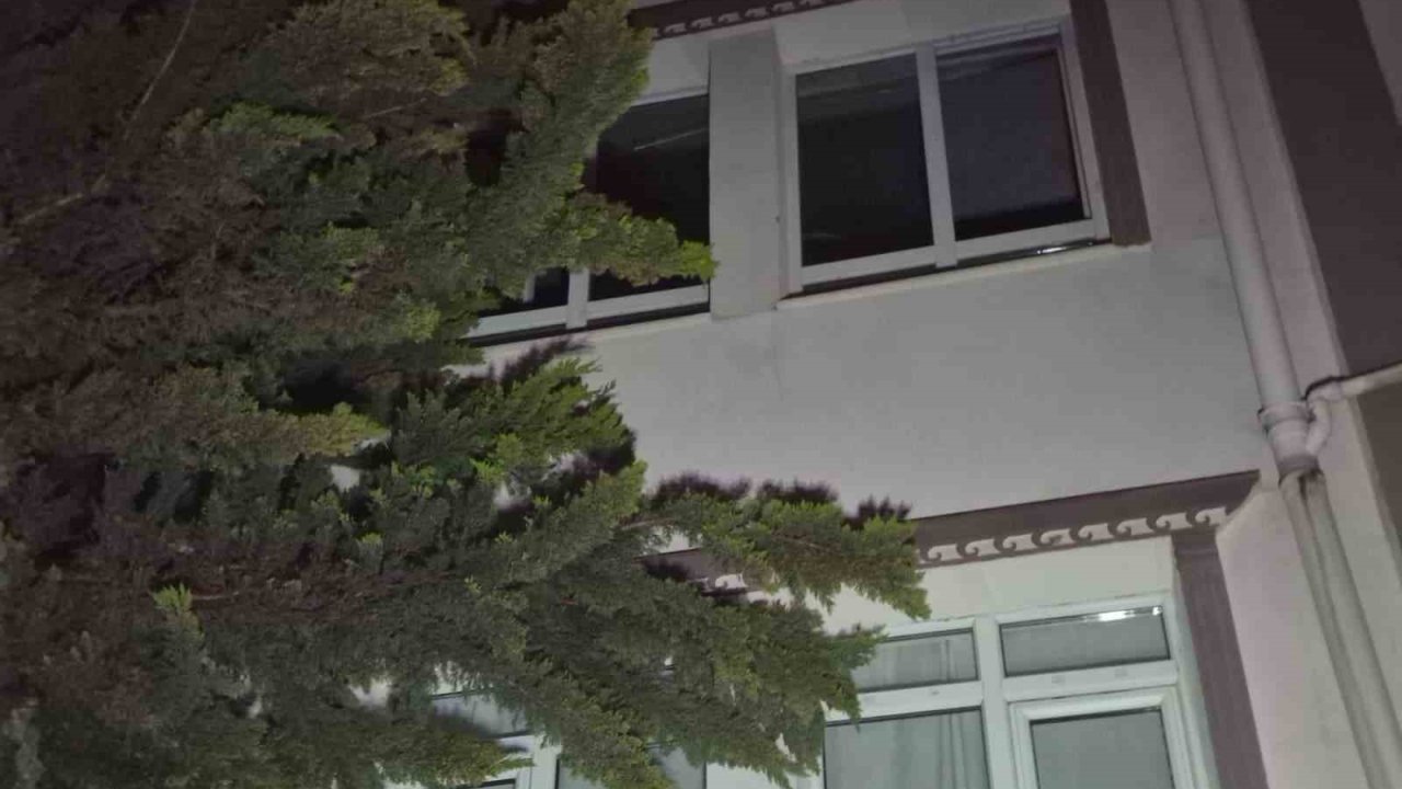 Ankara’da söndürülemeyen ağaç bir daireyi kullanılamaz hale getirdi