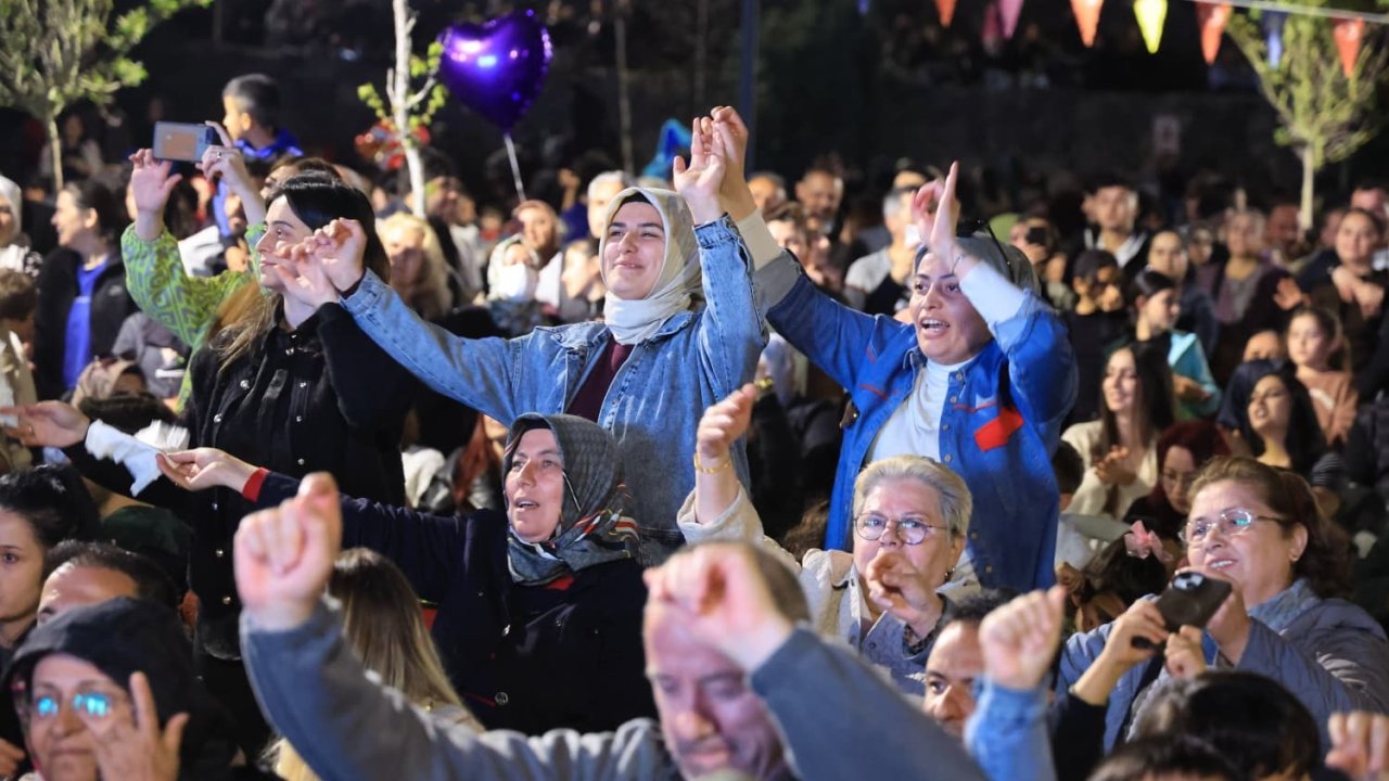 Çiçek Festivali’nin son gününde düzenlenen konserde vatandaşlar doyasıya eğlendi