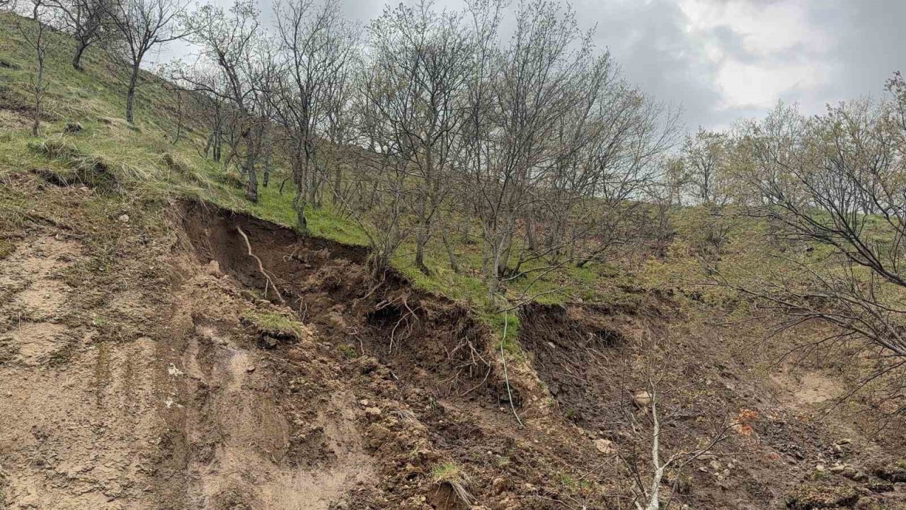 Afyonkarahisar’da tabiat parkı yolu heyelan nedeniyle ulaşıma kapandı