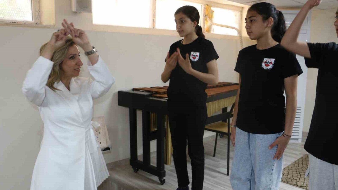 İşaret diliyle yürekten beste: "Sizi Ruhumla Duyabilirim"