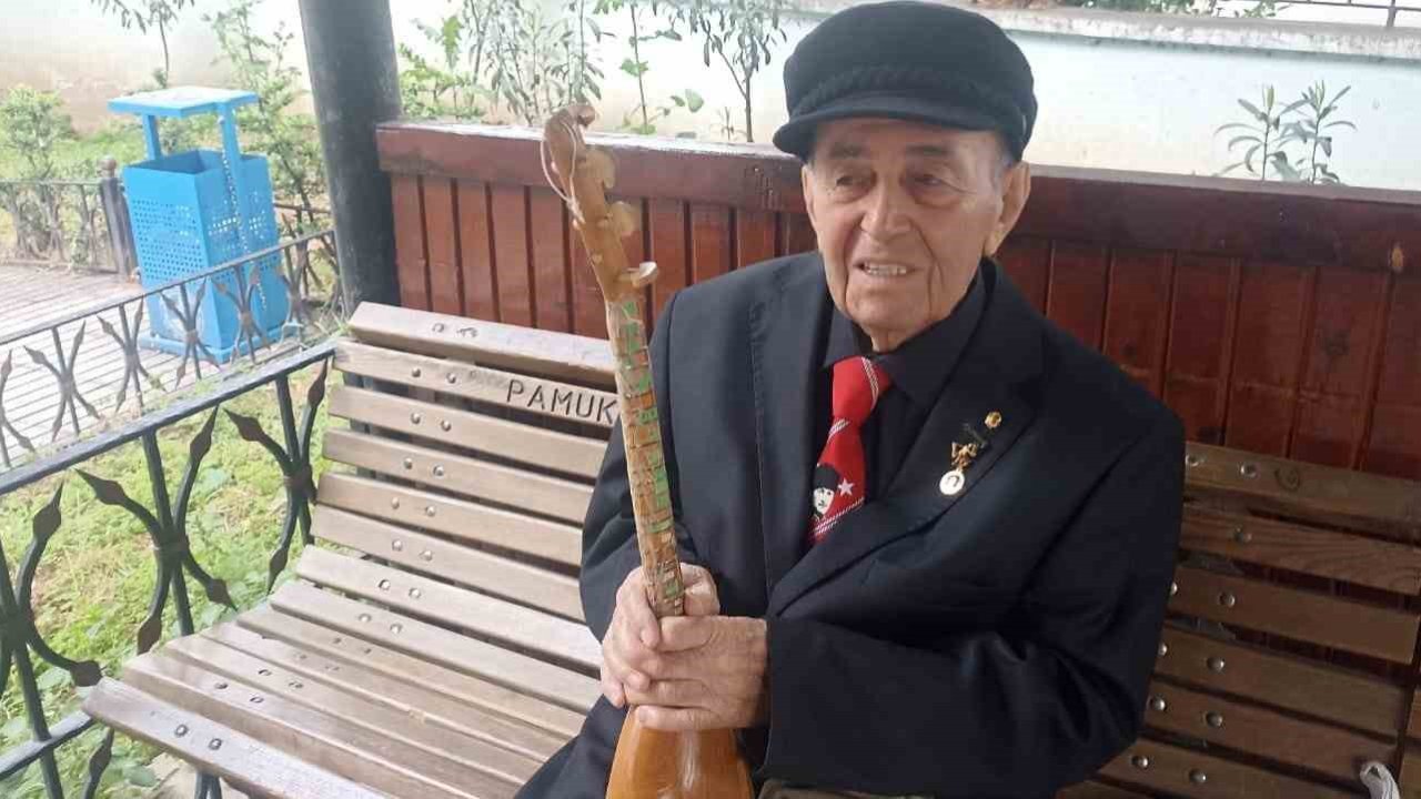 Sanatın çınarı elinde curasıyla gençlere türküleri sevdiriyor
