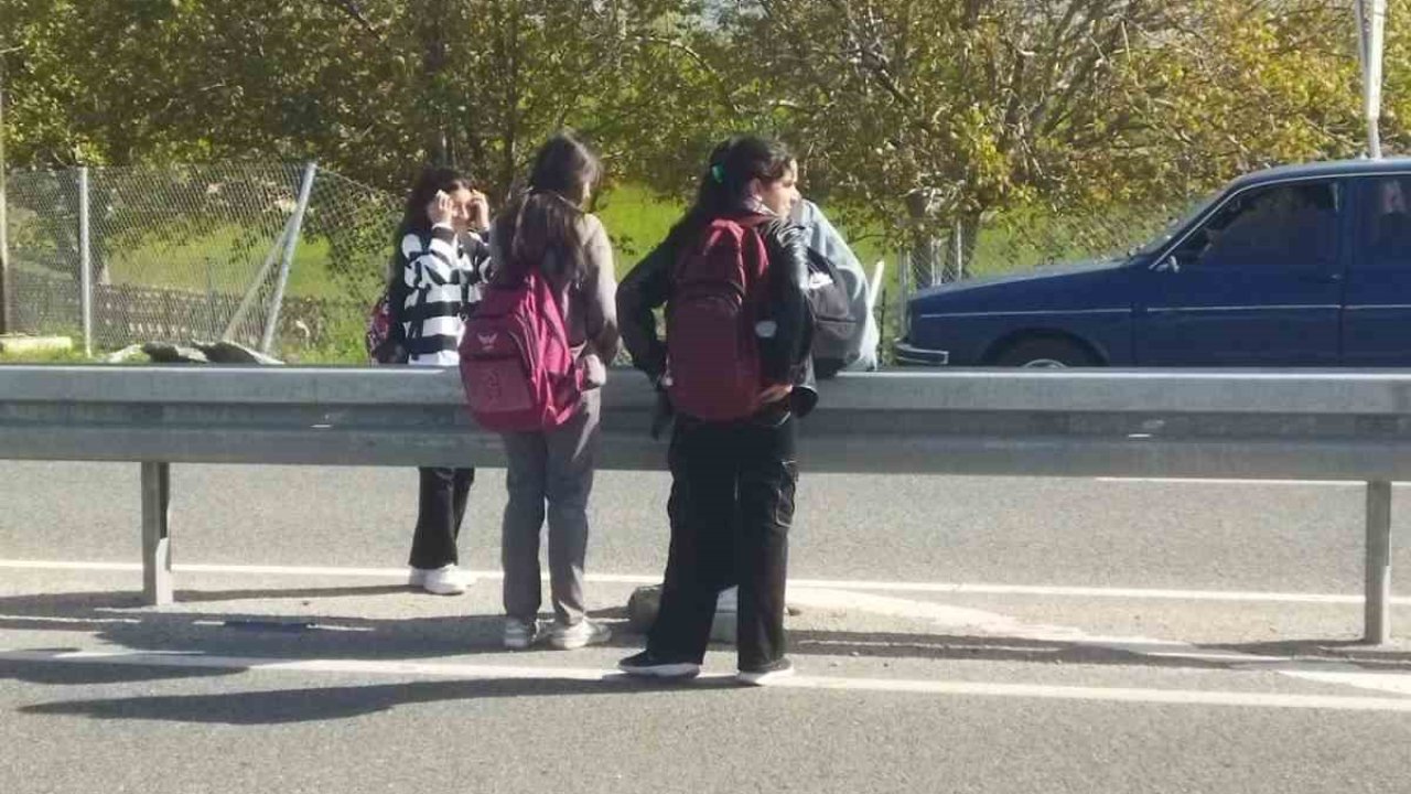 Terzibaba Mahallesi’nde öğrencilerin ulaşım tepkisi: "Çocuklar ölüm yolunda yürümek zorunda kalıyor"