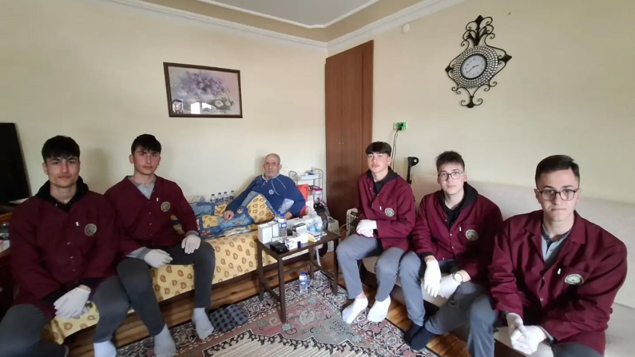 Bayburt’ta öğrenciler yaşlı vatandaşın ev işlerine destek oldu