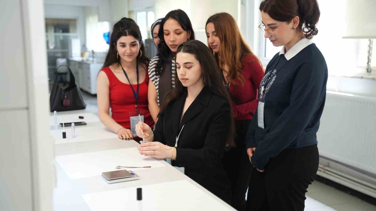 Geleceğin diş hekimleri ve eczacıları sektörün nabzını tuttu