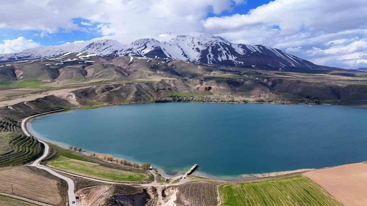 Süphan Dağı ve Aygır Gölü’nün bahar manzarası hayranlık uyandırıyor