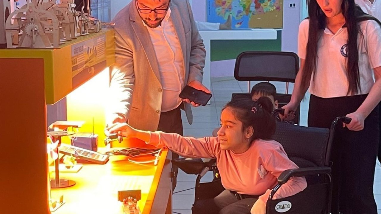Cizre’de engelli öğrencilerin evdeki eğitimi, bilim ve sevgiyle sokağa taşındı