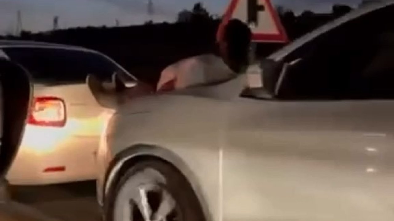 Araç çekmenin böylesi: Halat bulamayınca iki aracın arasına insan koydular