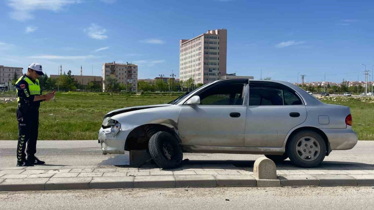Karaman’da otomobil refüje çıktı: 1 yaralı