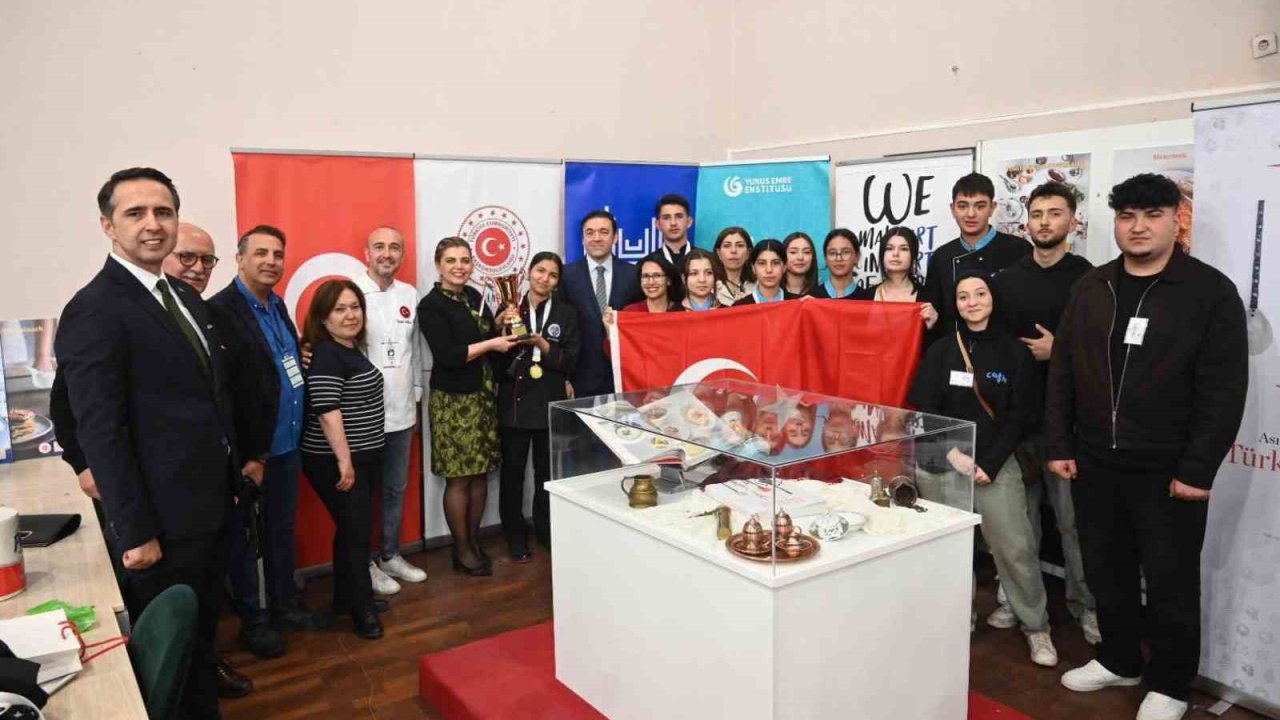 8 ülkenin katıldığı gastronomi yarışmasından Kahramanmaraşlı öğrenciler madalyalarla döndü