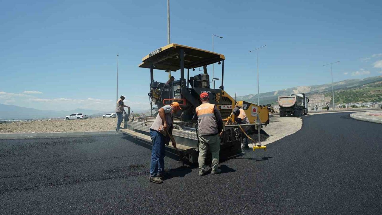Kahramanmaraş’ta 12 farklı noktada kapsamlı sıcak asfalt çalışması