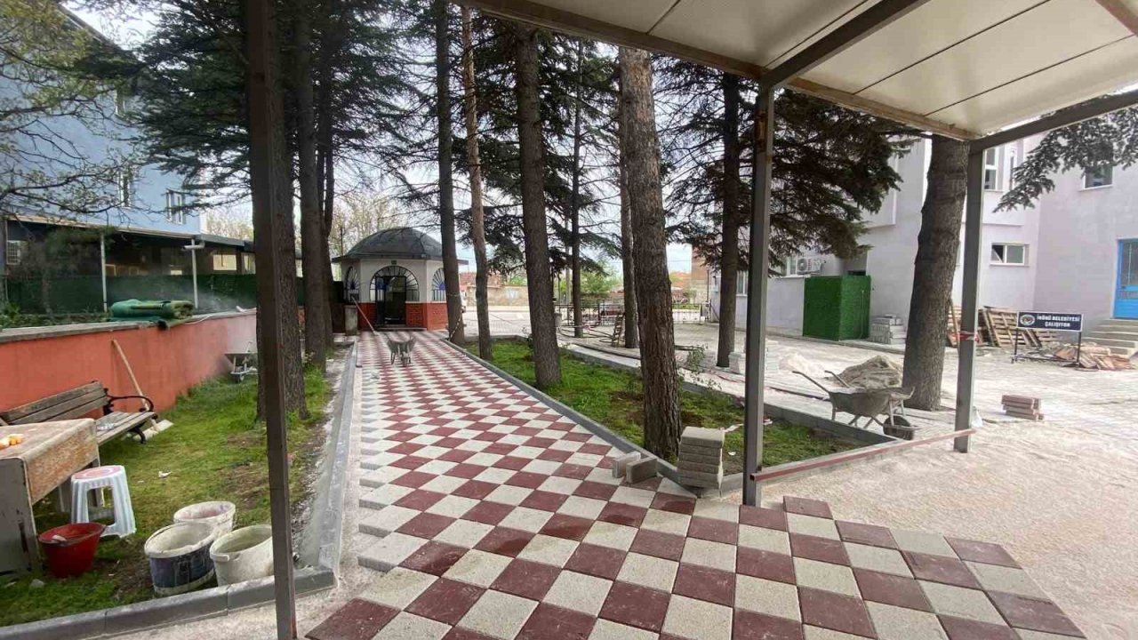 Oklubalı Mahallesi’ndeki okul duvarı ile cami bahçe ve çevre düzenleme çalışmaları tamamlandı