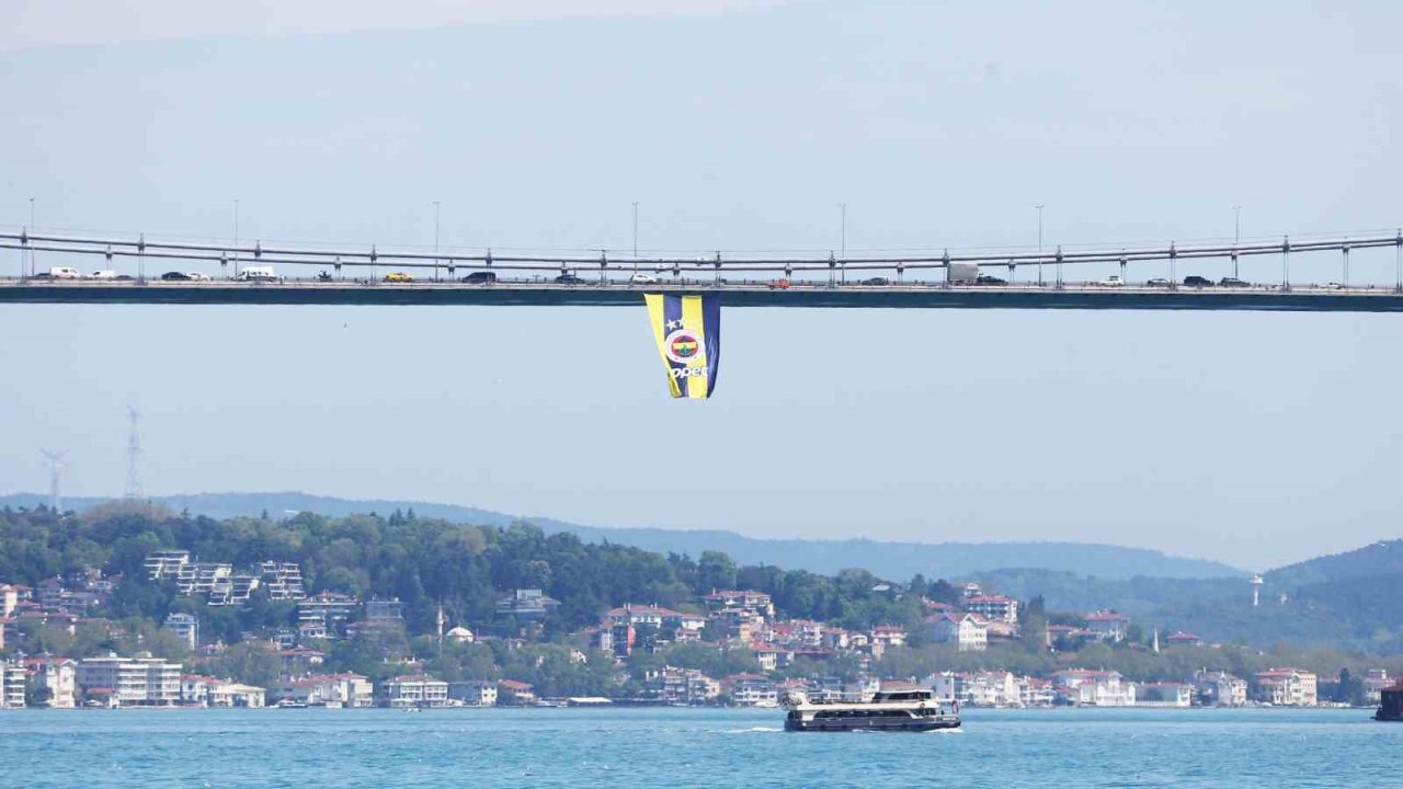Euroleague şampiyonu olan Fenerbahçe’nin bayrakları köprülere asıldı
