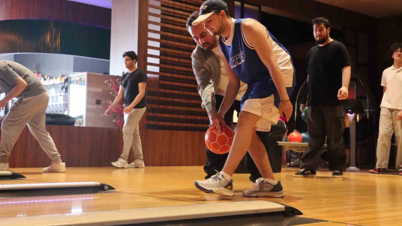 Maltepeli gençler bowling turnuvasıyla eğlendi