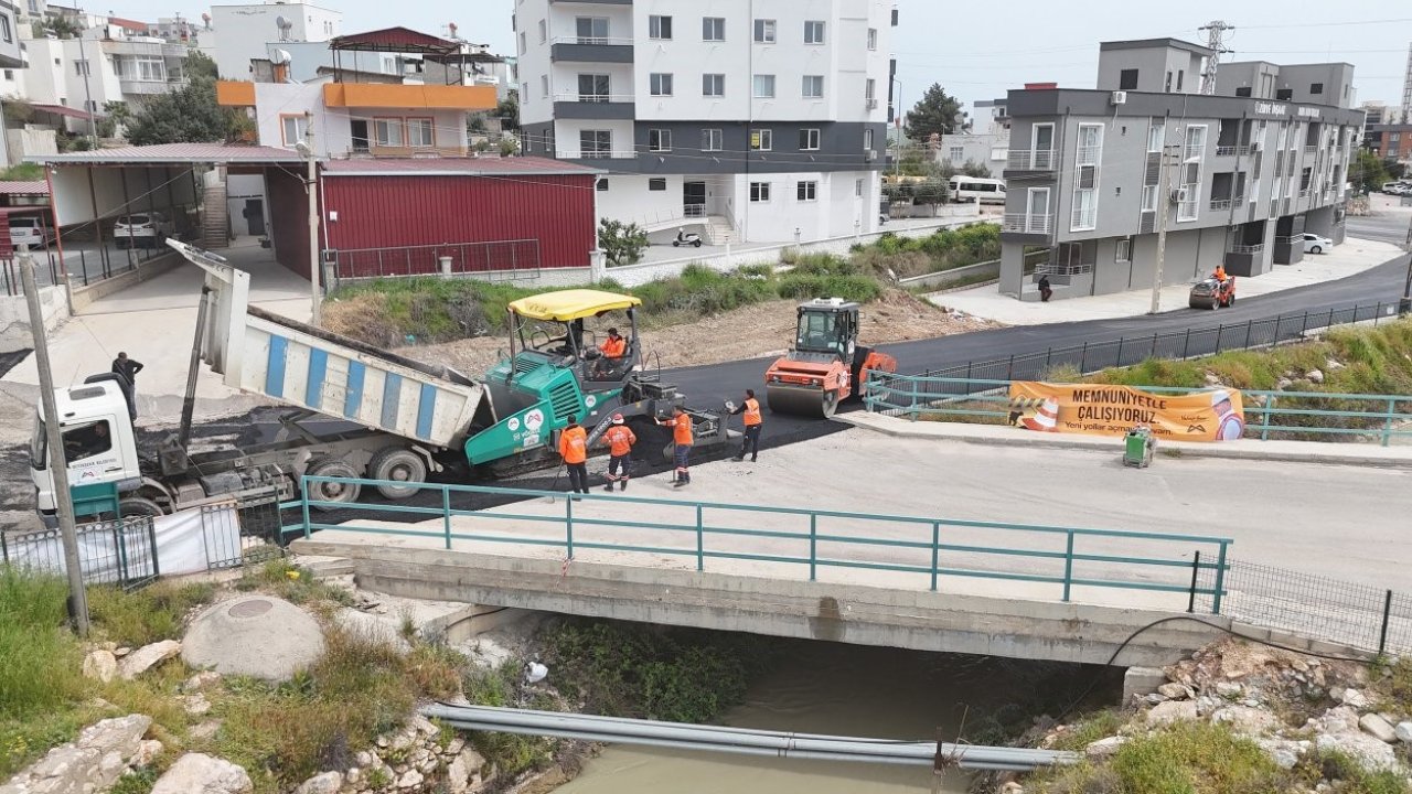 Silifke’de yollar sıcak asfaltla yenilendi