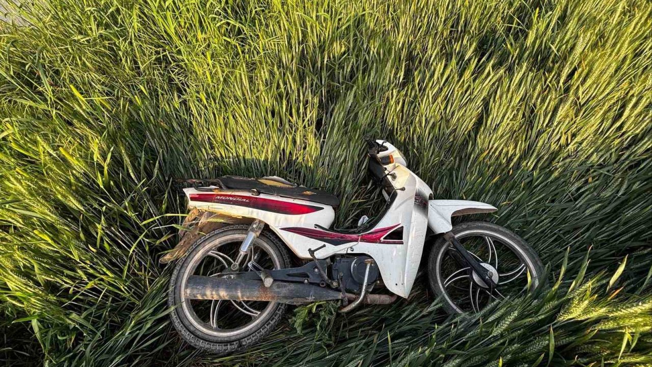 Direksiyon hakimiyetini kaybeden motosiklet sürücüsü tarlaya uçtu: 2 yaralı