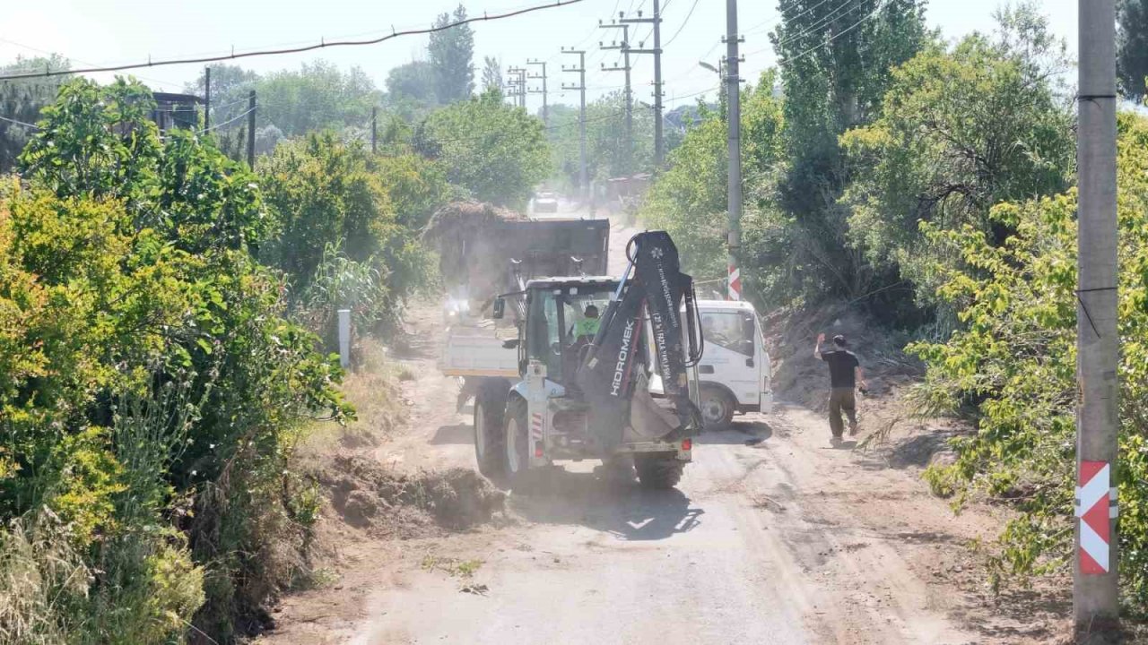 Aydın’da kırsal mahalle yollarında bakım ve temizlik çalışması
