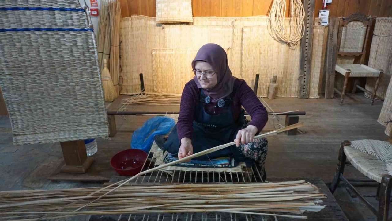 Teknolojiye inat hasır dokumacılığı Tire’de yaşatılmaya devam ediyor