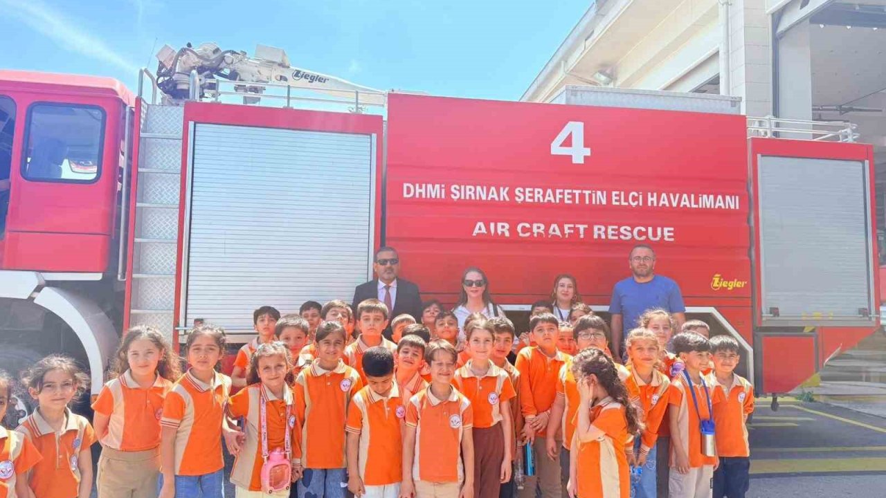 Cizre’de minik öğrenciler hem havalimanı gezdi hem uçağı yakından gördü