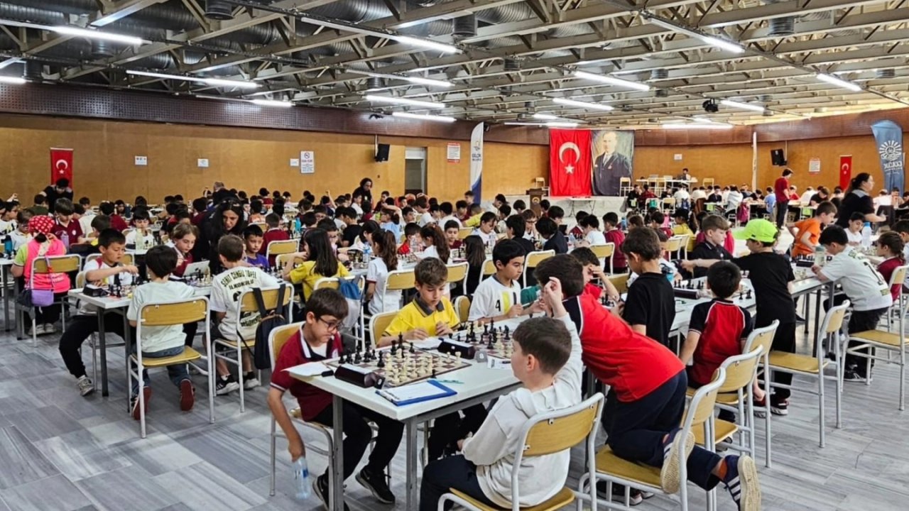 Gölcük’te 235 öğrencinin katıldığı satranç turnuvası başladı