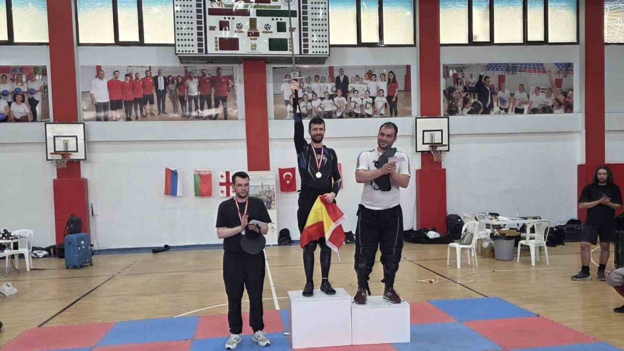 Eskişehirli kılıç ustası İzmir’den dereceyle döndü