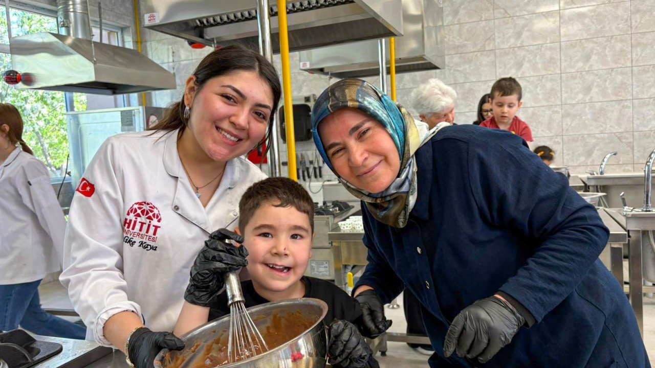 Anneanneler, babaanneler torunlarıyla birlikte kek yaptı