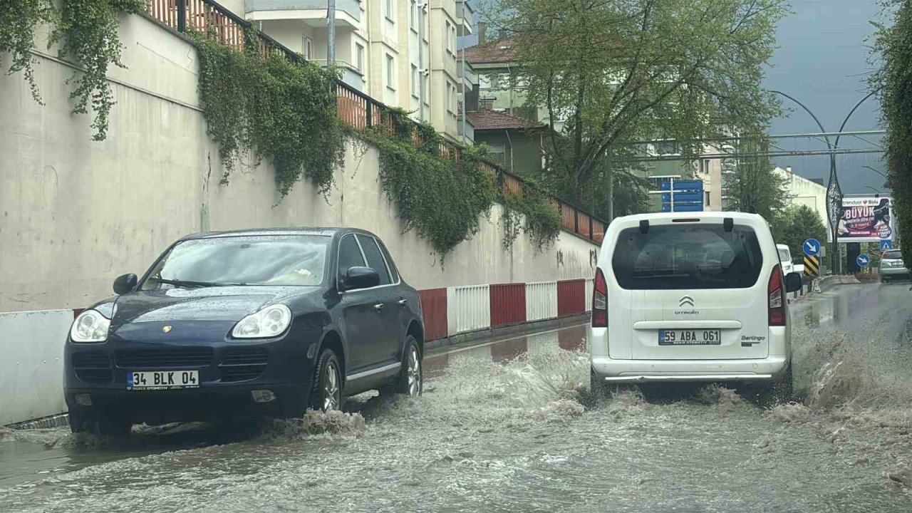 Şiddetli dolu etrafı beyaza bürüdü: Alt geçitler suyla doldu