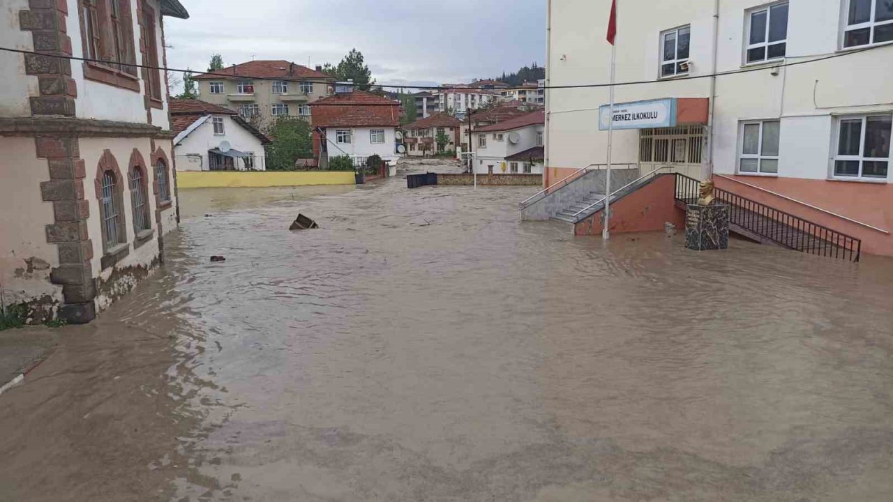 Havza’yı sel vurdu: İş yerlerini su bastı, araçlar sürüklendi