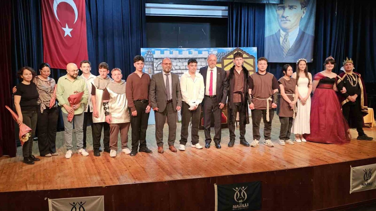 Meslek liseliler ‘Hamlet’le sahneye çıktı